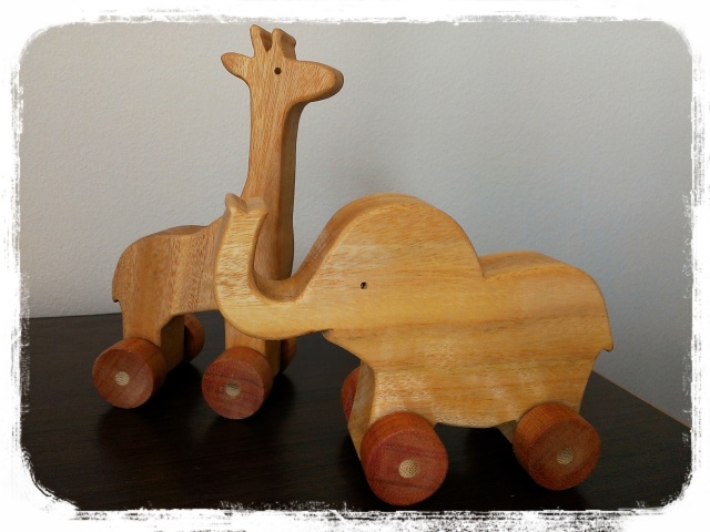 木目がきれいな沖縄県産木　「せんだん」を使用