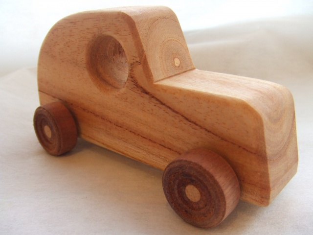 木目がきれいな沖縄県産木の「せんだん」を使用