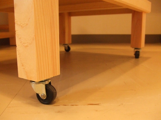 キャスター付きなので移動もラクラク