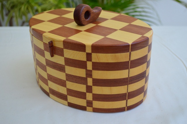 チェッカー・ケース（だ円形）