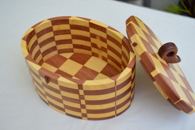 チェッカー・ケース（だ円形）